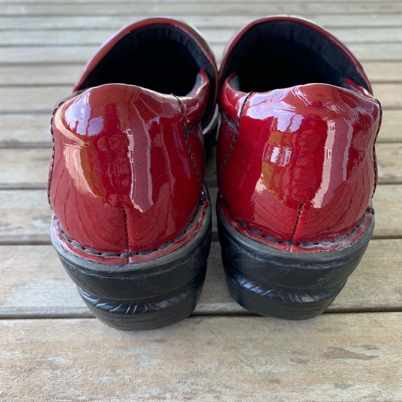 boc clogs red